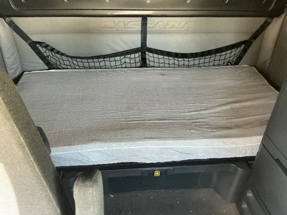 Sleeper Tractor-Heavy Duty Tractors-Freightliner-2020-T11664ST-Lexington-KY-733,762\n\t\tmiles-$ 39,250 - Image 17