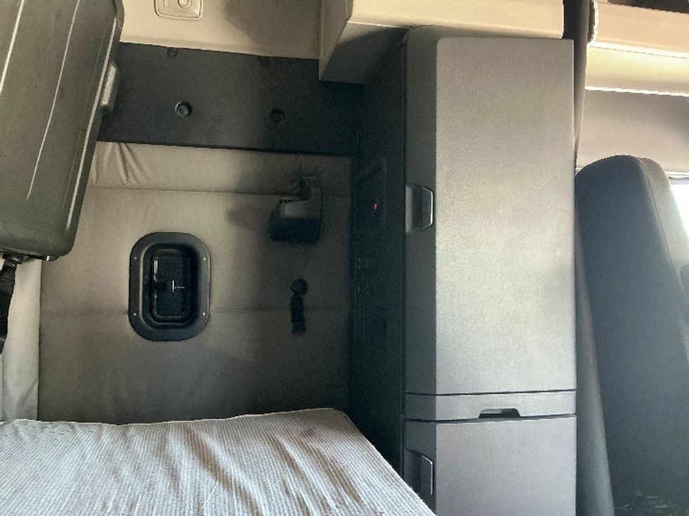 Sleeper Tractor-Heavy Duty Tractors-Freightliner-2020-T11664ST-Lexington-KY-733,762\n\t\tmiles-$ 39,250 - Image 18