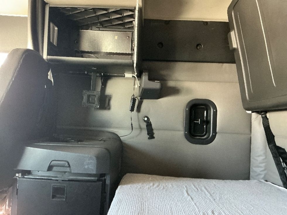 Sleeper Tractor-Heavy Duty Tractors-Freightliner-2020-T11664ST-Lexington-KY-733,762\n\t\tmiles-$ 39,250 - Image 19