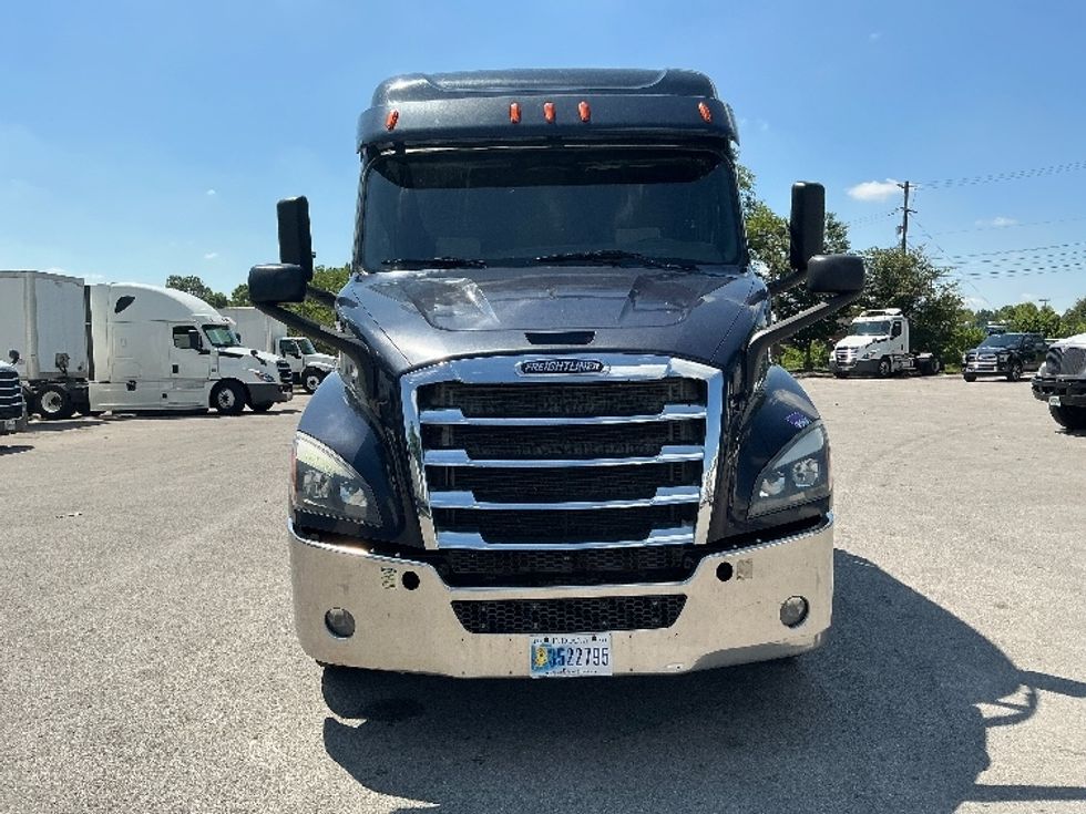 Sleeper Tractor-Heavy Duty Tractors-Freightliner-2020-T11664ST-Lexington-KY-733,762\n\t\tmiles-$ 39,250 - Image 2