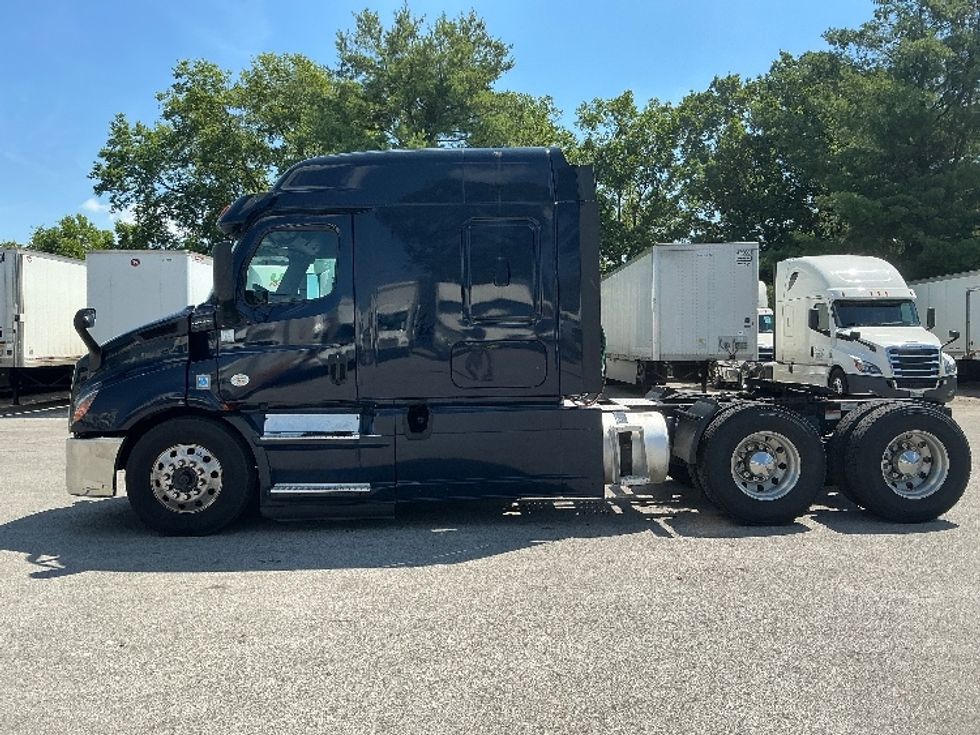 Sleeper Tractor-Heavy Duty Tractors-Freightliner-2020-T11664ST-Lexington-KY-733,762\n\t\tmiles-$ 39,250 - Image 4