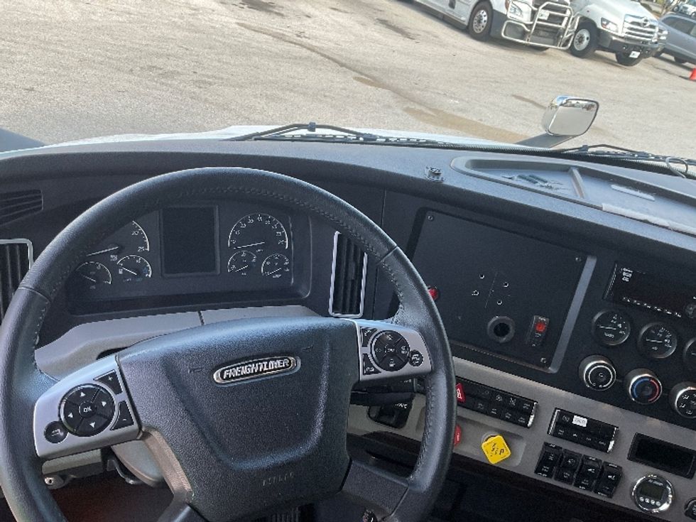 Sleeper Tractor-Heavy Duty Tractors-Freightliner-2020-T11664ST-Moberly-MO-360,488\n\t\tmiles-$ 77,000 - Image 11
