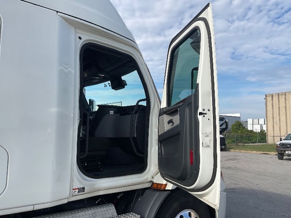 Sleeper Tractor-Heavy Duty Tractors-Freightliner-2020-T11664ST-Moberly-MO-360,488\n\t\tmiles-$ 77,000 - Image 13