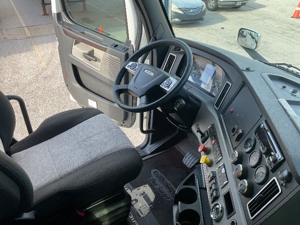 Sleeper Tractor-Heavy Duty Tractors-Freightliner-2020-T11664ST-Moberly-MO-360,488\n\t\tmiles-$ 77,000 - Image 15