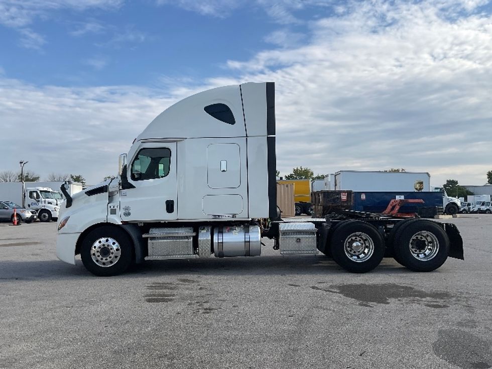 Sleeper Tractor-Heavy Duty Tractors-Freightliner-2020-T11664ST-Moberly-MO-360,488\n\t\tmiles-$ 77,000 - Image 4