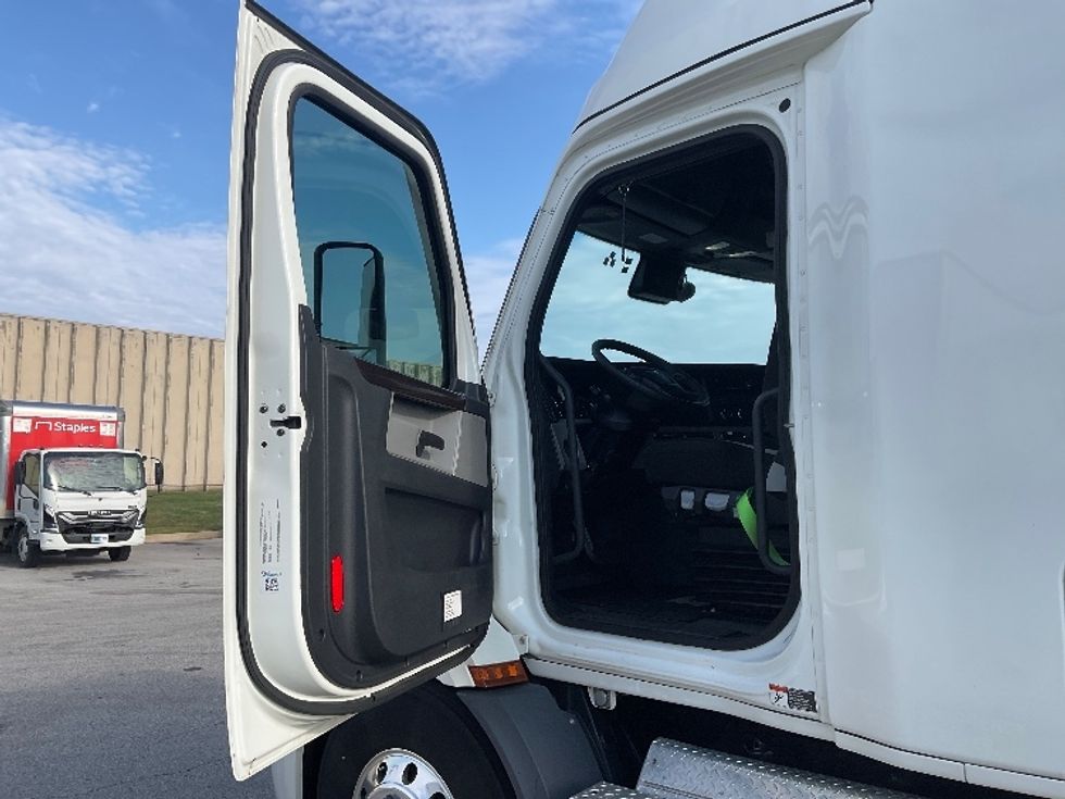 Sleeper Tractor-Heavy Duty Tractors-Freightliner-2020-T11664ST-Moberly-MO-360,488\n\t\tmiles-$ 77,000 - Image 9