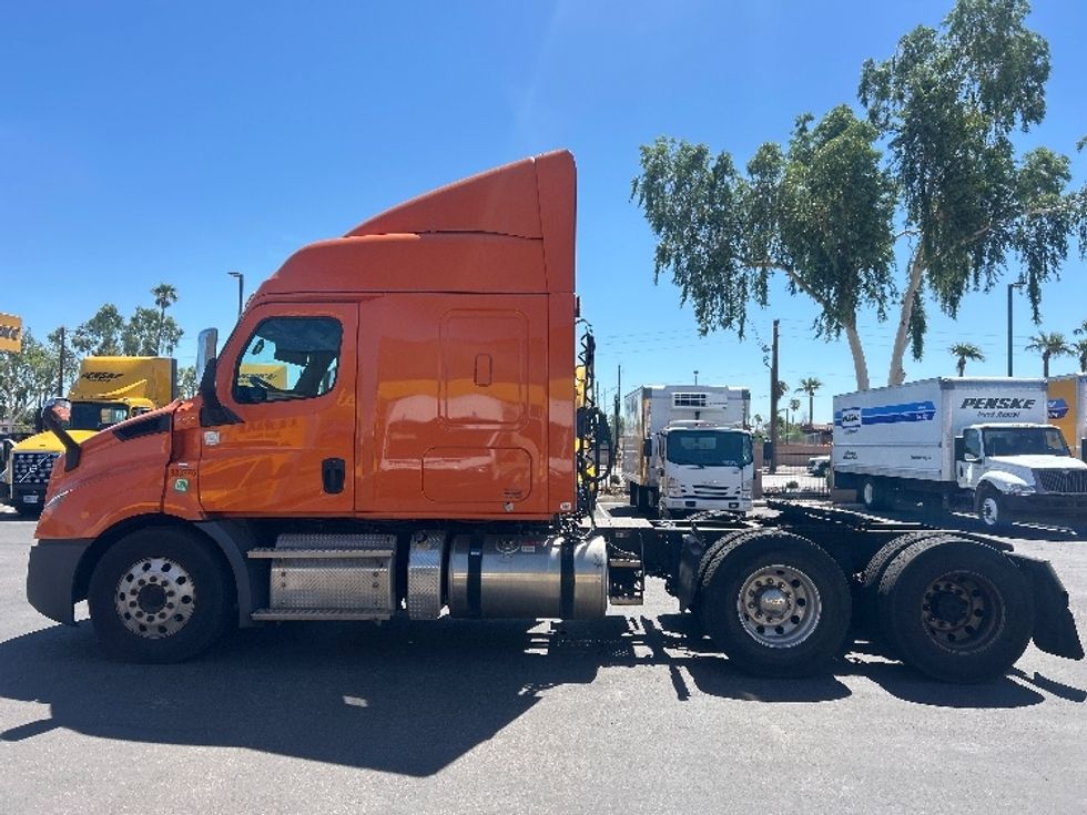 Sleeper Tractor-Heavy Duty Tractors-Freightliner-2020-T11664ST-Phoenix-AZ-592,945\n\t\tmiles-$ 51,750 - Image 4