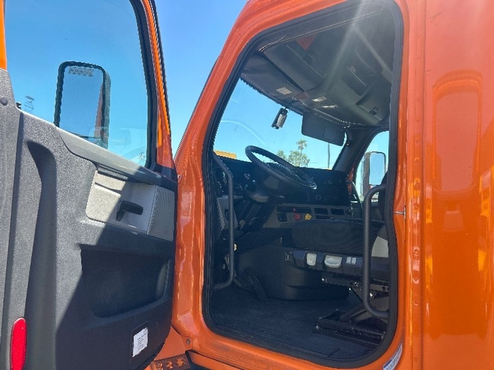 Sleeper Tractor-Heavy Duty Tractors-Freightliner-2020-T11664ST-Phoenix-AZ-592,945\n\t\tmiles-$ 51,750 - Image 9