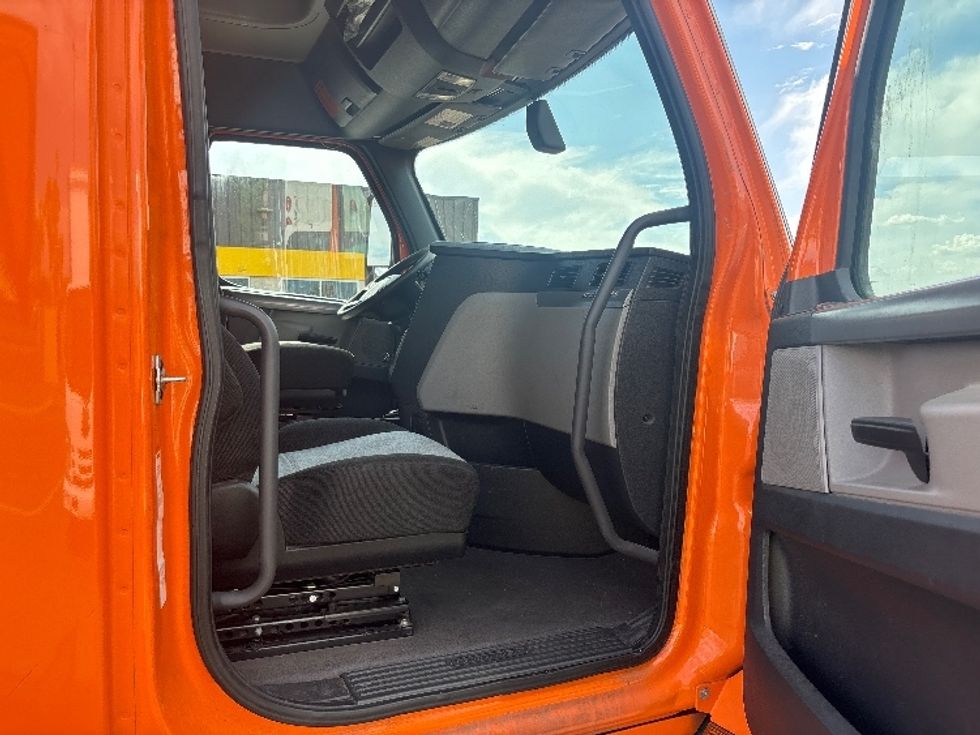 Sleeper Tractor-Heavy Duty Tractors-Freightliner-2020-T11664ST-Phoenix-AZ-643,355\n\t\tmiles-$ 49,500 - Image 13