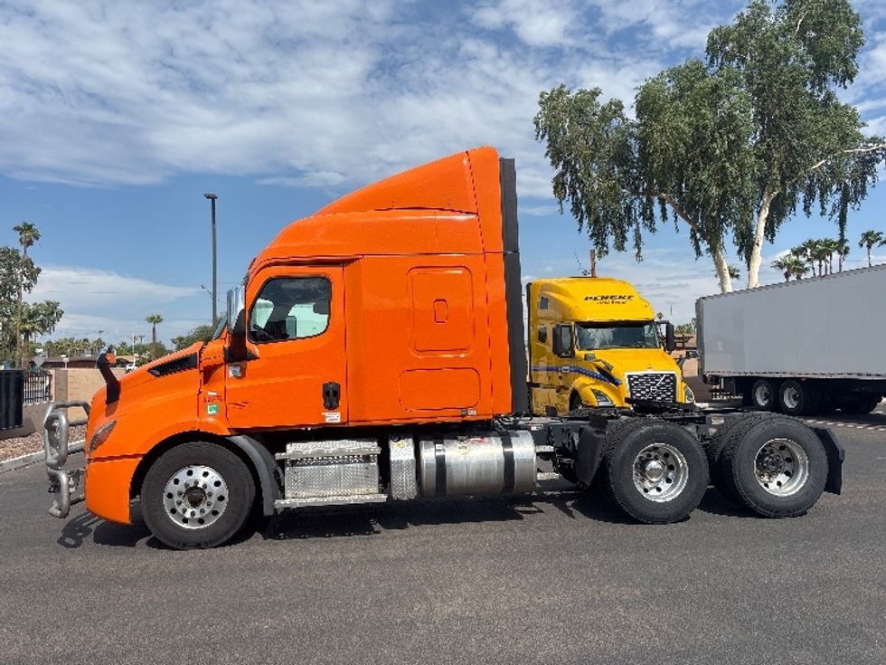 Sleeper Tractor-Heavy Duty Tractors-Freightliner-2020-T11664ST-Phoenix-AZ-643,355\n\t\tmiles-$ 49,500 - Image 4