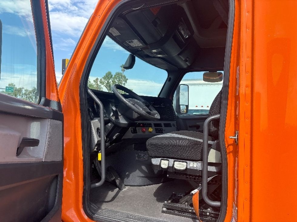 Sleeper Tractor-Heavy Duty Tractors-Freightliner-2020-T11664ST-Phoenix-AZ-643,355\n\t\tmiles-$ 49,500 - Image 9