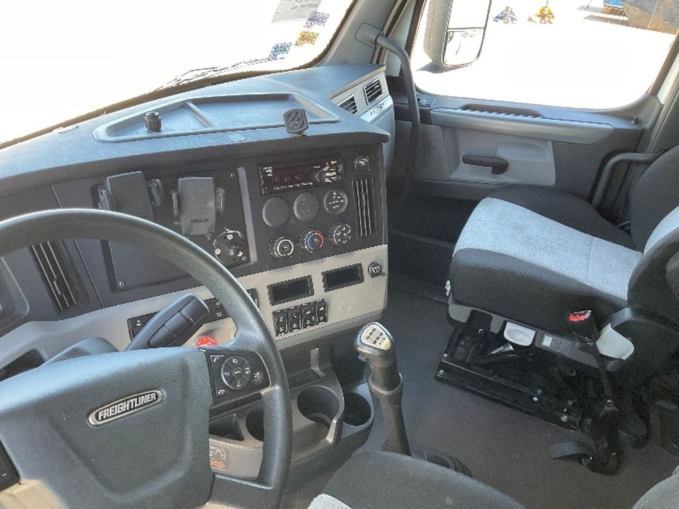 Sleeper Tractor-Heavy Duty Tractors-Freightliner-2020-T11664ST-Poplar Bluff-MO-381,575\n\t\tmiles-$ 61,250 - Image 10