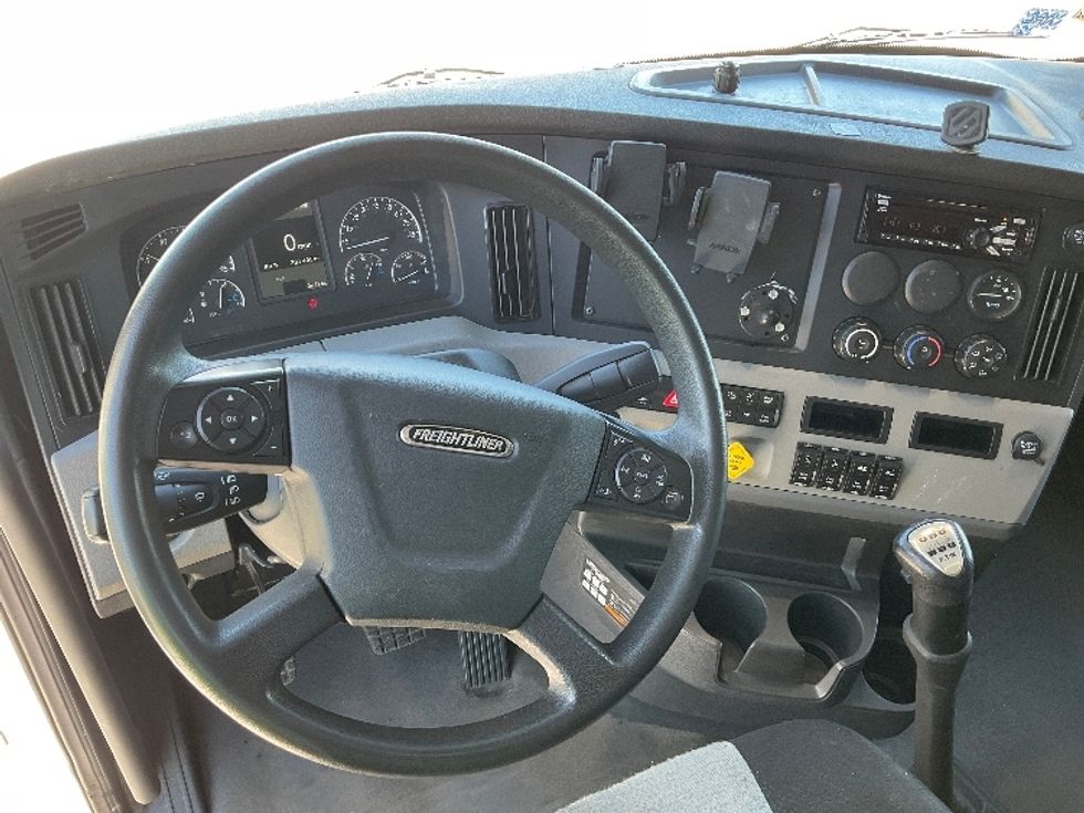 Sleeper Tractor-Heavy Duty Tractors-Freightliner-2020-T11664ST-Poplar Bluff-MO-381,575\n\t\tmiles-$ 61,250 - Image 11