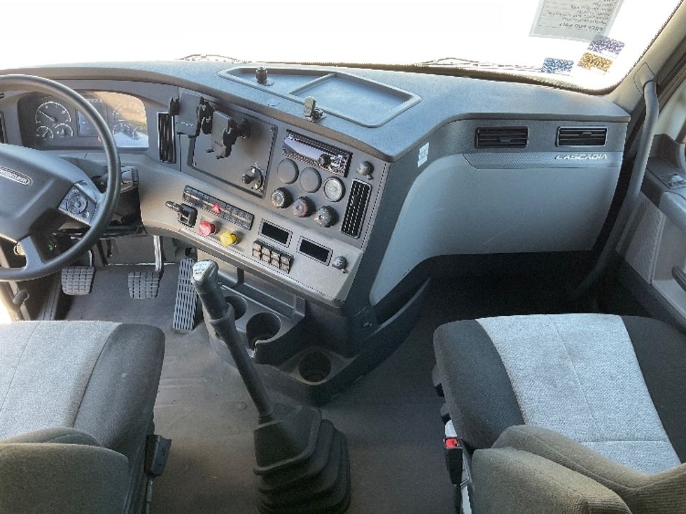 Sleeper Tractor-Heavy Duty Tractors-Freightliner-2020-T11664ST-Poplar Bluff-MO-381,575\n\t\tmiles-$ 61,250 - Image 12