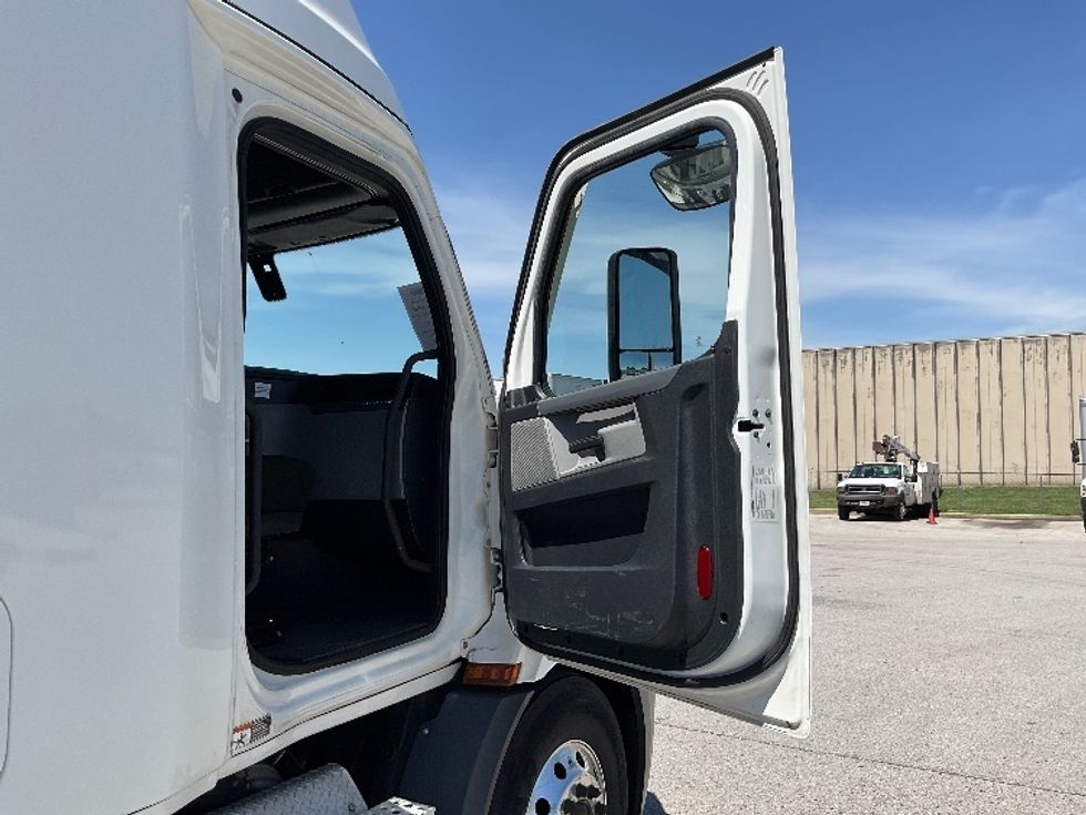 Sleeper Tractor-Heavy Duty Tractors-Freightliner-2020-T11664ST-Poplar Bluff-MO-381,575\n\t\tmiles-$ 61,250 - Image 13