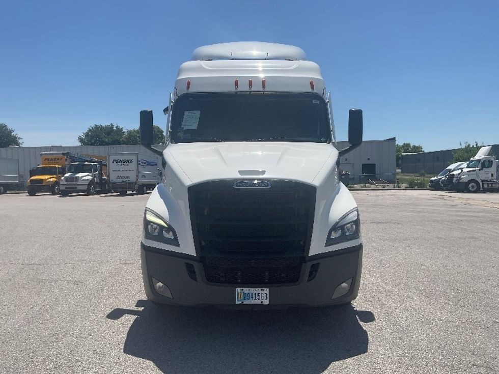 Sleeper Tractor-Heavy Duty Tractors-Freightliner-2020-T11664ST-Poplar Bluff-MO-381,575\n\t\tmiles-$ 61,250 - Image 2