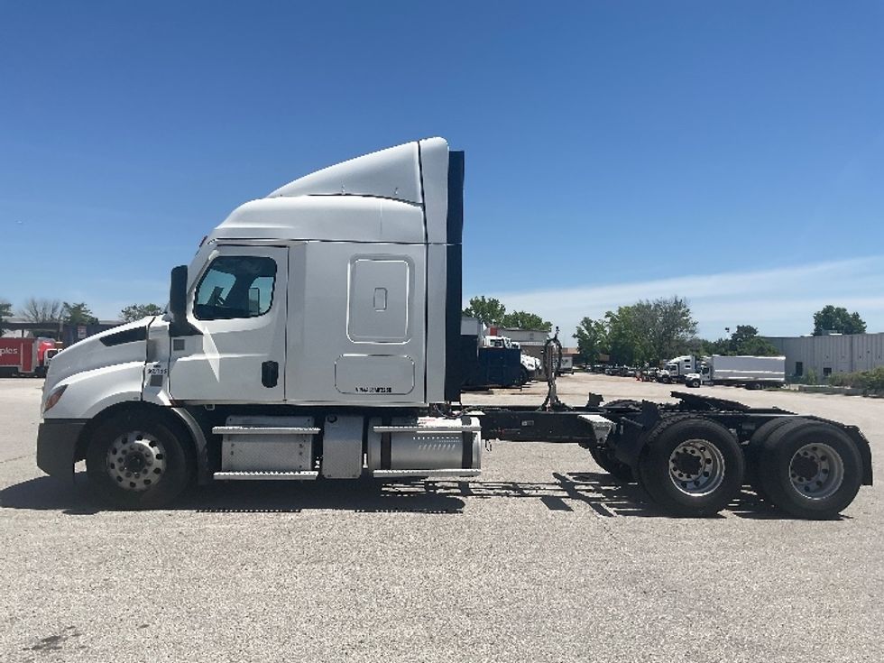 Sleeper Tractor-Heavy Duty Tractors-Freightliner-2020-T11664ST-Poplar Bluff-MO-381,575\n\t\tmiles-$ 61,250 - Image 4