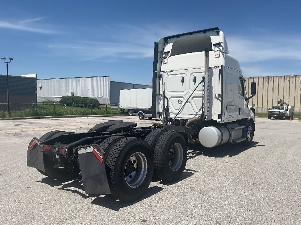 Sleeper Tractor-Heavy Duty Tractors-Freightliner-2020-T11664ST-Poplar Bluff-MO-381,575\n\t\tmiles-$ 61,250 - Image 7