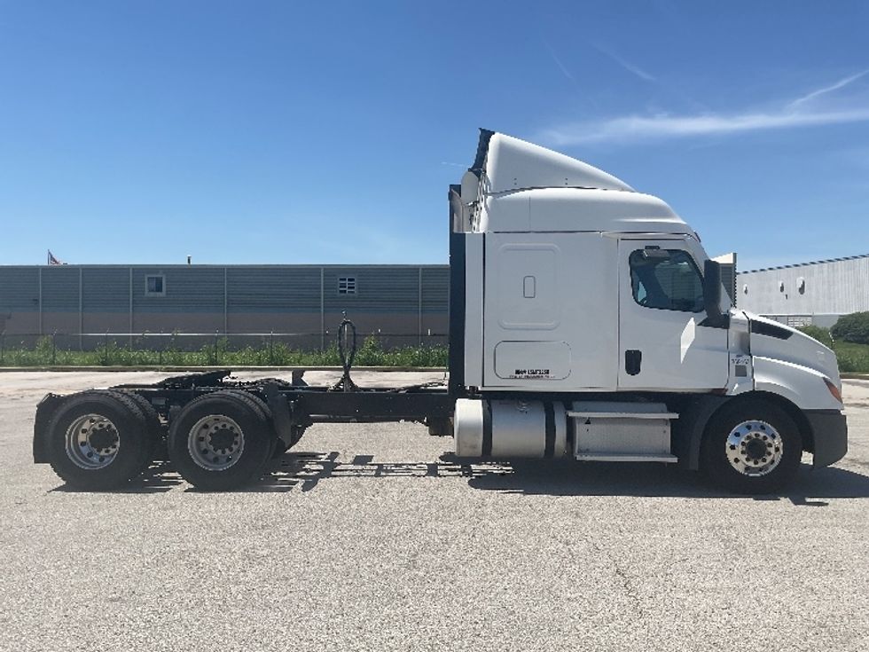 Sleeper Tractor-Heavy Duty Tractors-Freightliner-2020-T11664ST-Poplar Bluff-MO-381,575\n\t\tmiles-$ 61,250 - Image 8