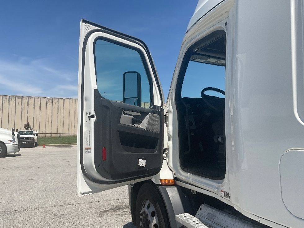 Sleeper Tractor-Heavy Duty Tractors-Freightliner-2020-T11664ST-Poplar Bluff-MO-381,575\n\t\tmiles-$ 61,250 - Image 9