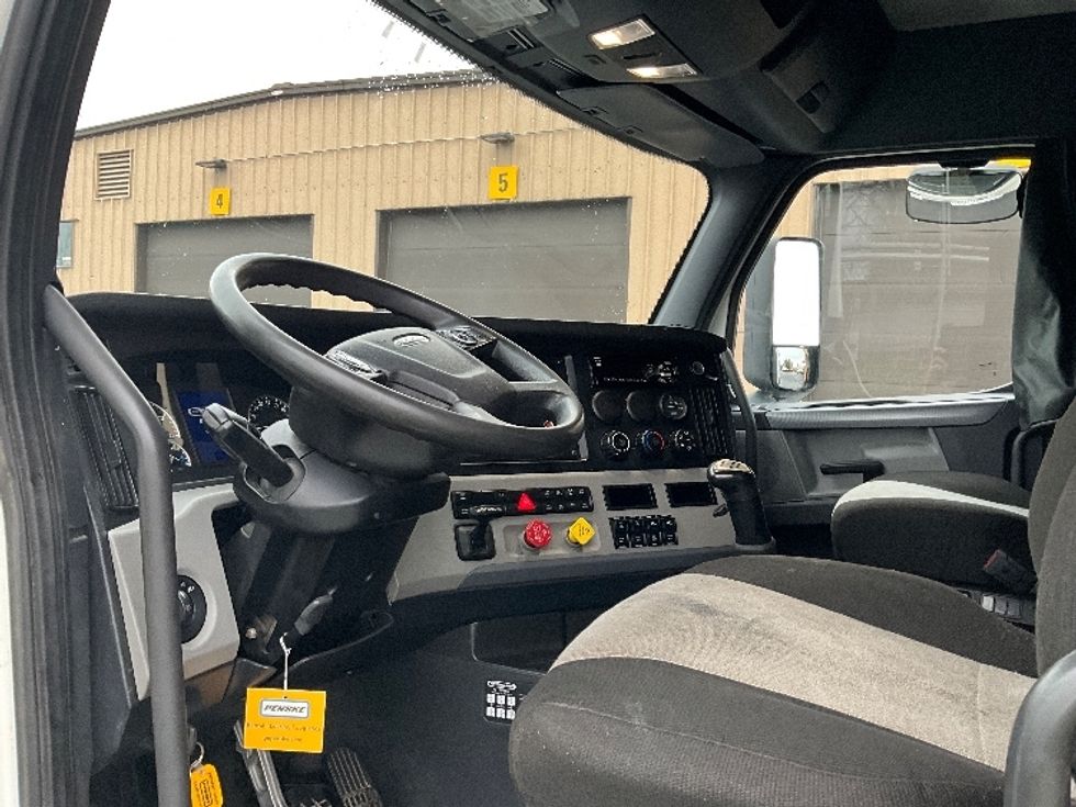 Sleeper Tractor-Heavy Duty Tractors-Freightliner-2020-T11664ST-Portland-OR-550,286\n\t\tmiles-$ 52,000 - Image 10