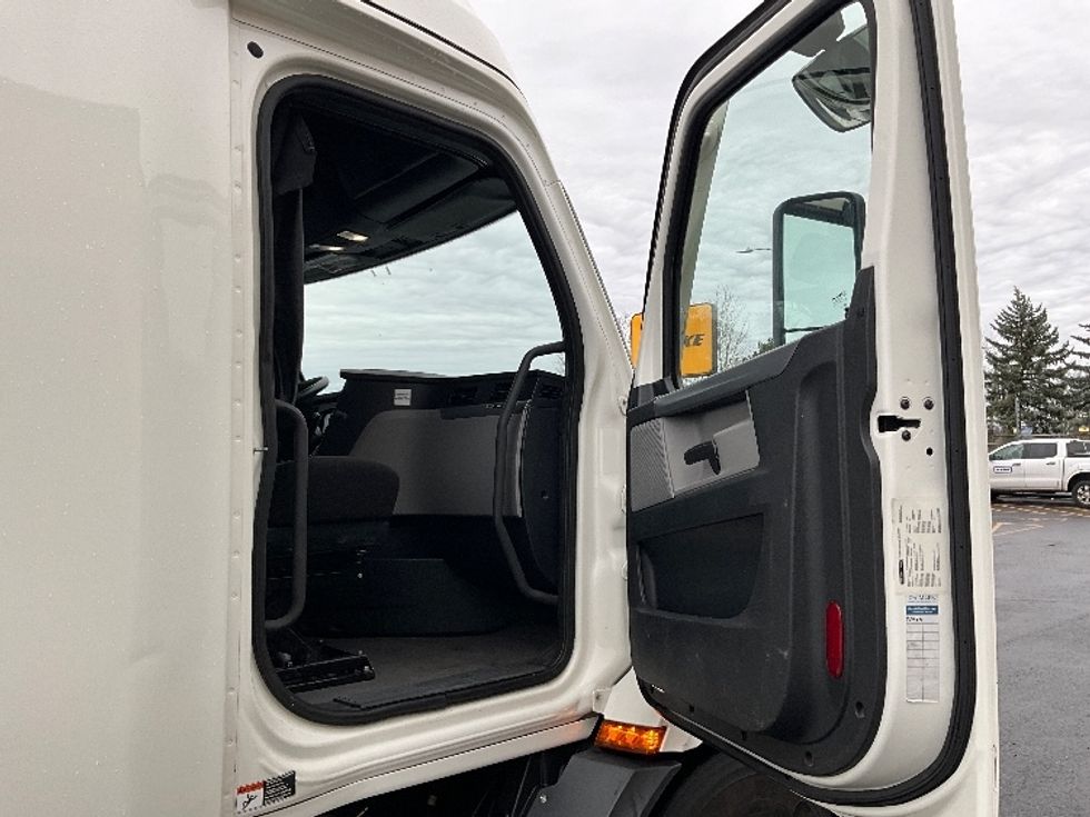 Sleeper Tractor-Heavy Duty Tractors-Freightliner-2020-T11664ST-Portland-OR-550,286\n\t\tmiles-$ 52,000 - Image 13