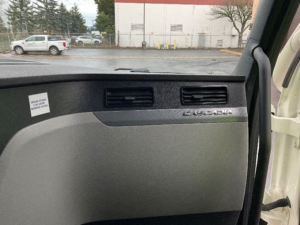 Sleeper Tractor-Heavy Duty Tractors-Freightliner-2020-T11664ST-Portland-OR-550,286\n\t\tmiles-$ 52,000 - Image 14