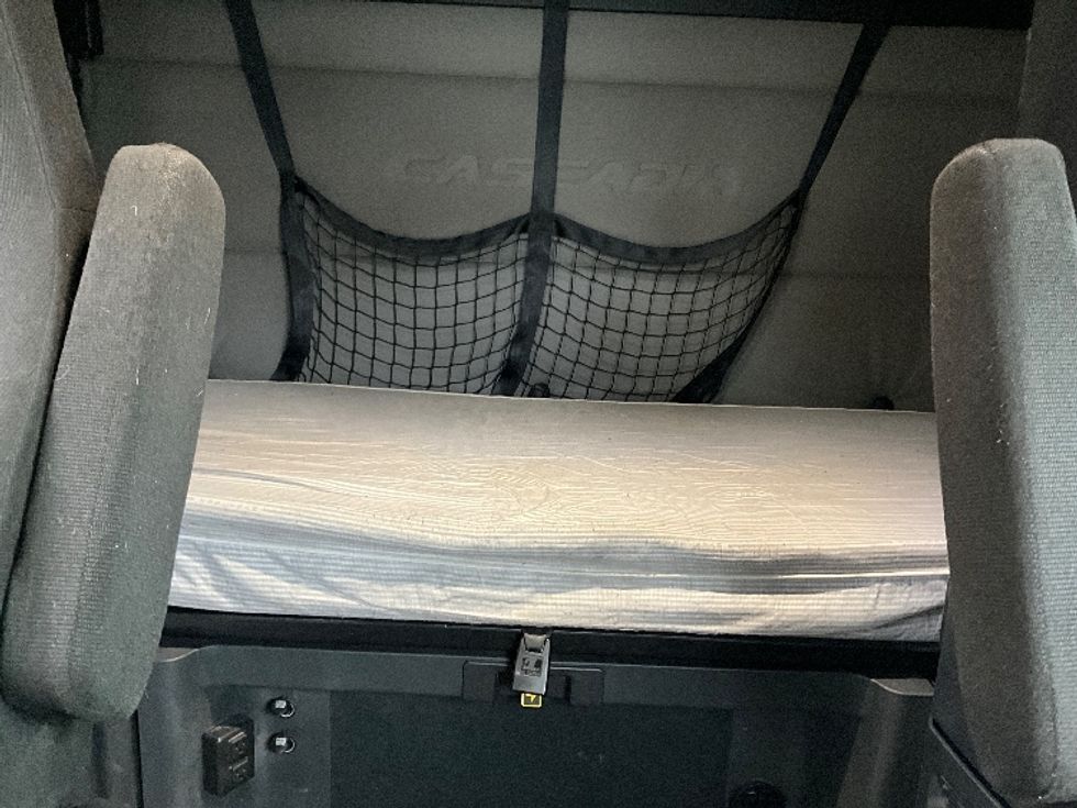 Sleeper Tractor-Heavy Duty Tractors-Freightliner-2020-T11664ST-Portland-OR-550,286\n\t\tmiles-$ 52,000 - Image 16