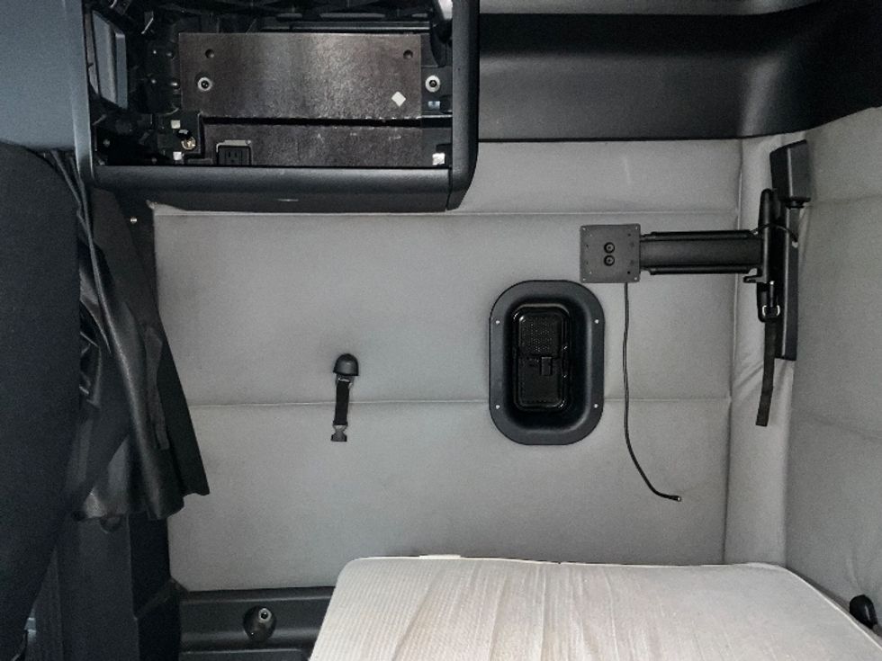 Sleeper Tractor-Heavy Duty Tractors-Freightliner-2020-T11664ST-Portland-OR-550,286\n\t\tmiles-$ 52,000 - Image 19