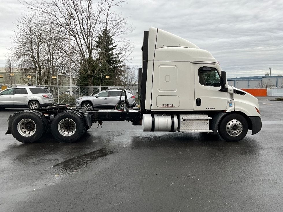 Sleeper Tractor-Heavy Duty Tractors-Freightliner-2020-T11664ST-Portland-OR-550,286\n\t\tmiles-$ 52,000 - Image 8