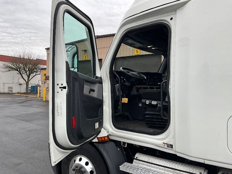 Sleeper Tractor-Heavy Duty Tractors-Freightliner-2020-T11664ST-Portland-OR-550,286\n\t\tmiles-$ 52,000 - Image 9