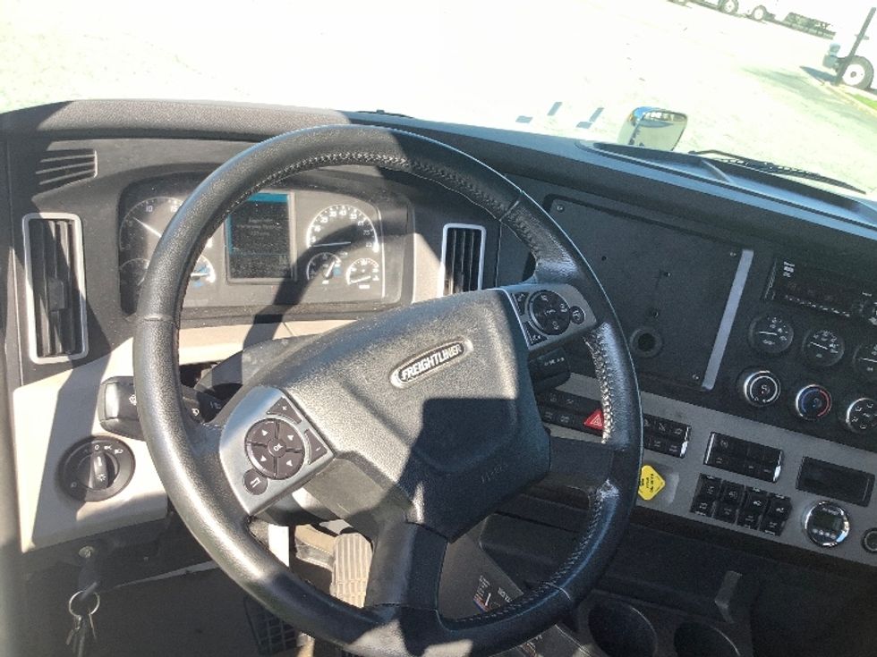 Sleeper Tractor-Heavy Duty Tractors-Freightliner-2020-T11664ST-Prince George-VA-130,580\n\t\tmiles-$ 86,750 - Image 10