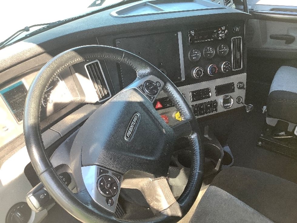 Sleeper Tractor-Heavy Duty Tractors-Freightliner-2020-T11664ST-Prince George-VA-130,580\n\t\tmiles-$ 86,750 - Image 11