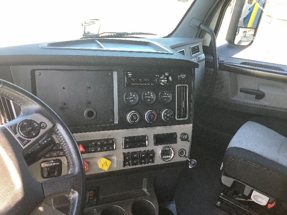 Sleeper Tractor-Heavy Duty Tractors-Freightliner-2020-T11664ST-Prince George-VA-130,580\n\t\tmiles-$ 86,750 - Image 12