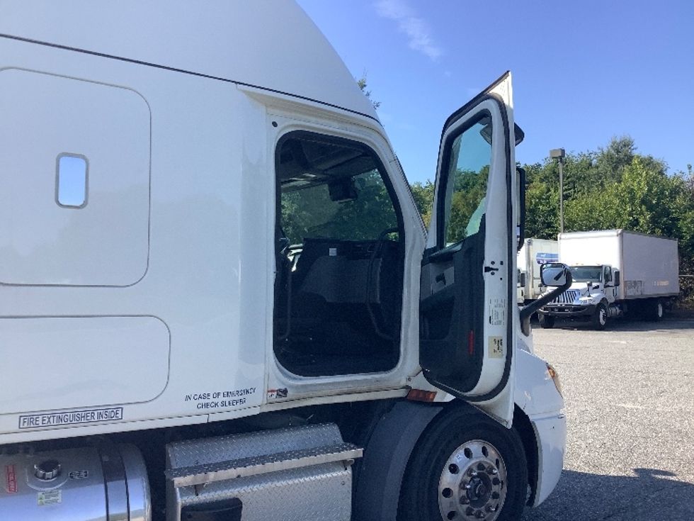 Sleeper Tractor-Heavy Duty Tractors-Freightliner-2020-T11664ST-Prince George-VA-130,580\n\t\tmiles-$ 86,750 - Image 13