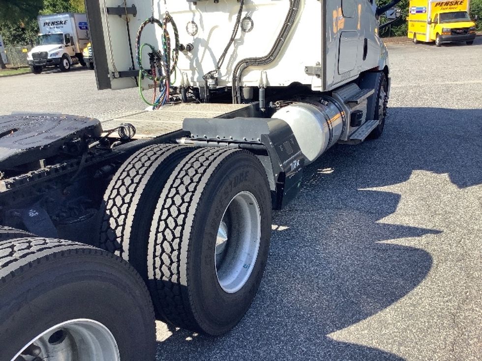 Sleeper Tractor-Heavy Duty Tractors-Freightliner-2020-T11664ST-Prince George-VA-130,580\n\t\tmiles-$ 86,750 - Image 25