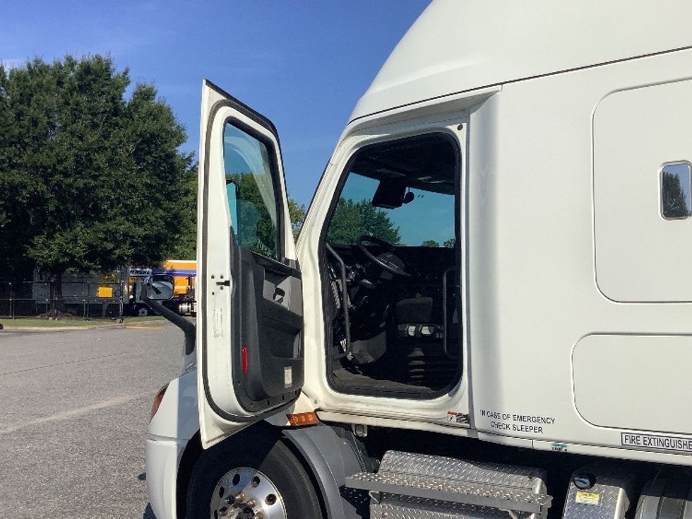 Sleeper Tractor-Heavy Duty Tractors-Freightliner-2020-T11664ST-Prince George-VA-130,580\n\t\tmiles-$ 86,750 - Image 9
