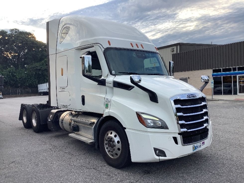 Sleeper Tractor-Heavy Duty Tractors-Freightliner-2020-T11664ST-Prince George-VA-311,389\n\t\tmiles-$ 77,500 - Image 1