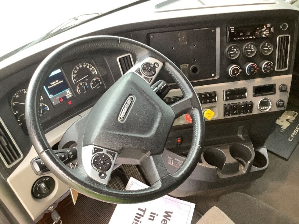 Sleeper Tractor-Heavy Duty Tractors-Freightliner-2020-T11664ST-Prince George-VA-311,389\n\t\tmiles-$ 77,500 - Image 10