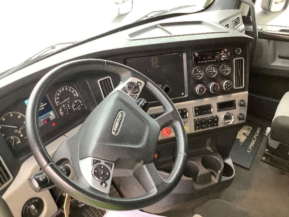 Sleeper Tractor-Heavy Duty Tractors-Freightliner-2020-T11664ST-Prince George-VA-311,389\n\t\tmiles-$ 77,500 - Image 11