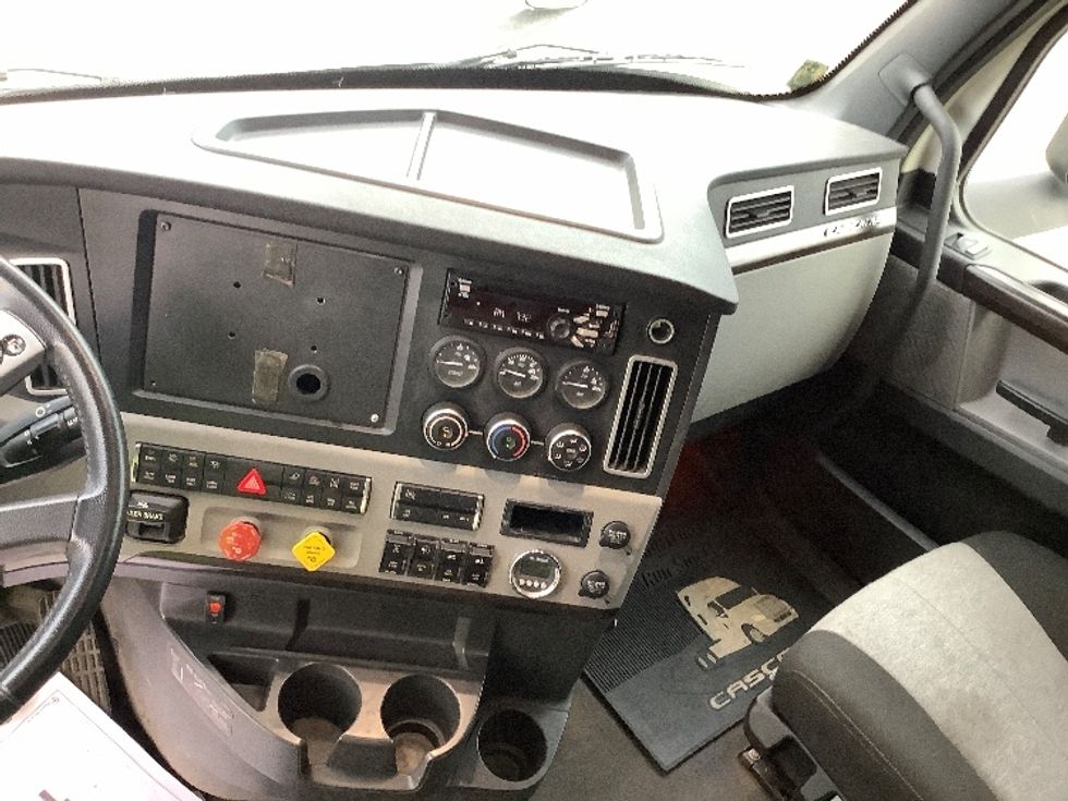 Sleeper Tractor-Heavy Duty Tractors-Freightliner-2020-T11664ST-Prince George-VA-311,389\n\t\tmiles-$ 77,500 - Image 12