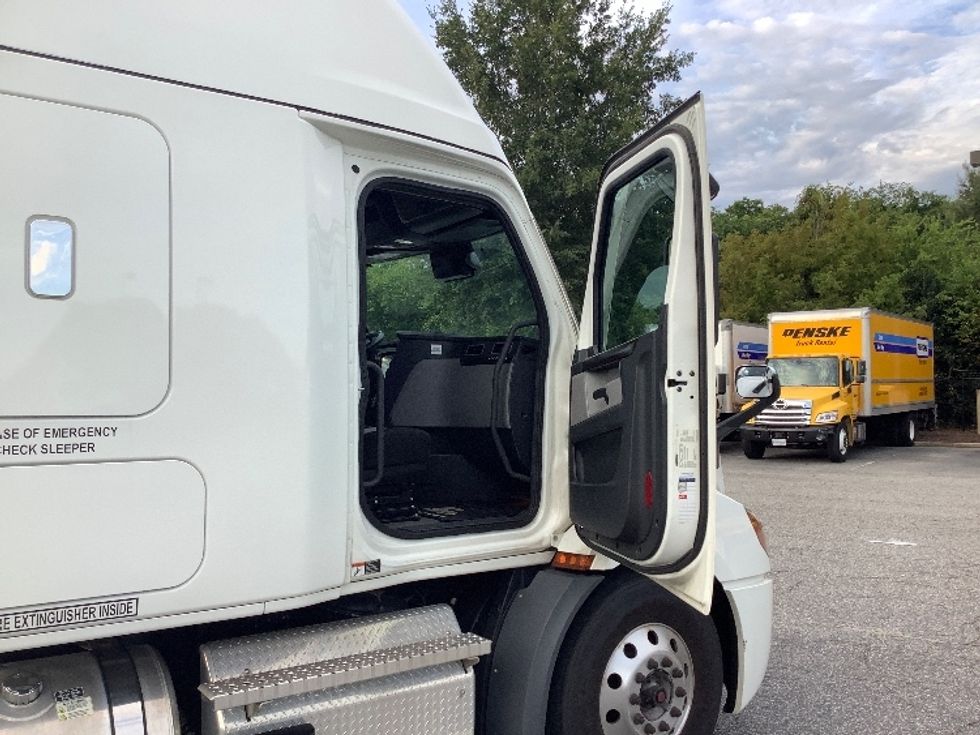 Sleeper Tractor-Heavy Duty Tractors-Freightliner-2020-T11664ST-Prince George-VA-311,389\n\t\tmiles-$ 77,500 - Image 13