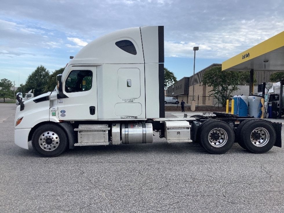 Sleeper Tractor-Heavy Duty Tractors-Freightliner-2020-T11664ST-Prince George-VA-311,389\n\t\tmiles-$ 77,500 - Image 4