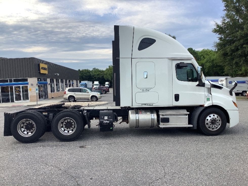 Sleeper Tractor-Heavy Duty Tractors-Freightliner-2020-T11664ST-Prince George-VA-311,389\n\t\tmiles-$ 77,500 - Image 8