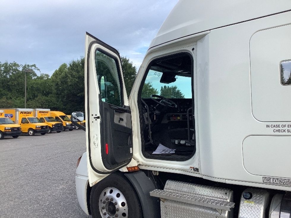 Sleeper Tractor-Heavy Duty Tractors-Freightliner-2020-T11664ST-Prince George-VA-311,389\n\t\tmiles-$ 77,500 - Image 9