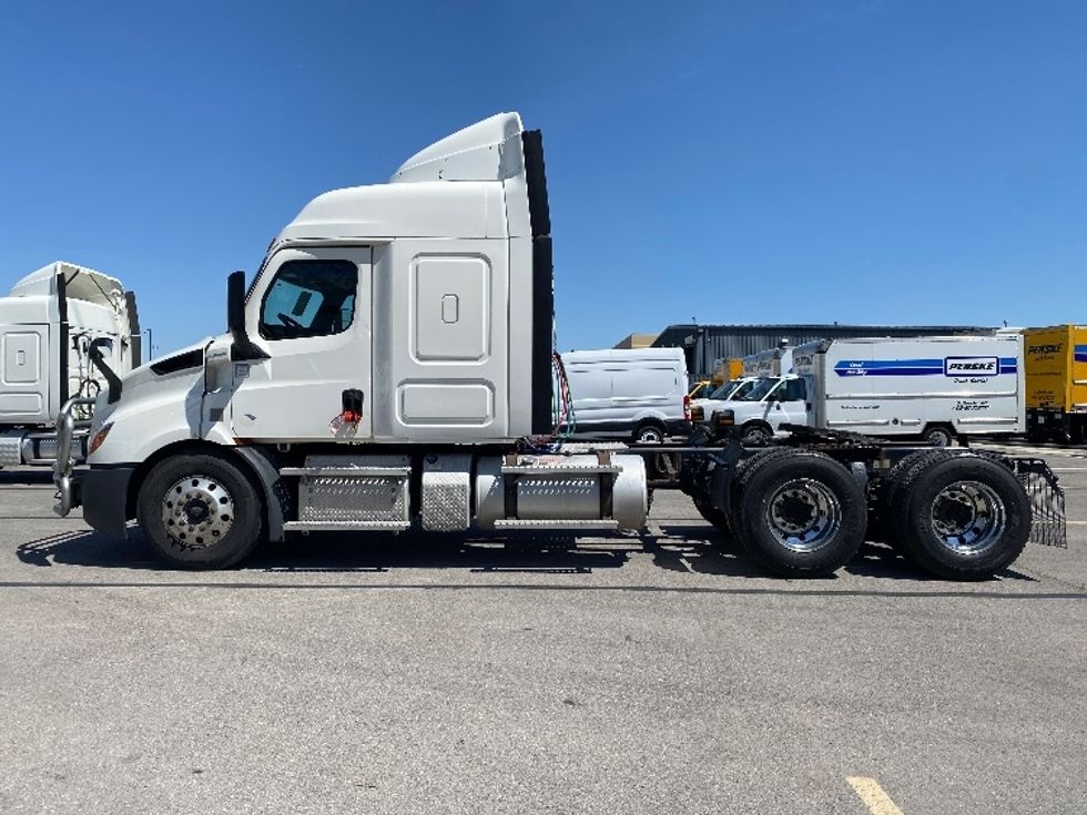 Sleeper Tractor-Heavy Duty Tractors-Freightliner-2020-T11664ST-Salt Lake City-UT-483,104\n\t\tmiles-$ 63,000 - Image 4