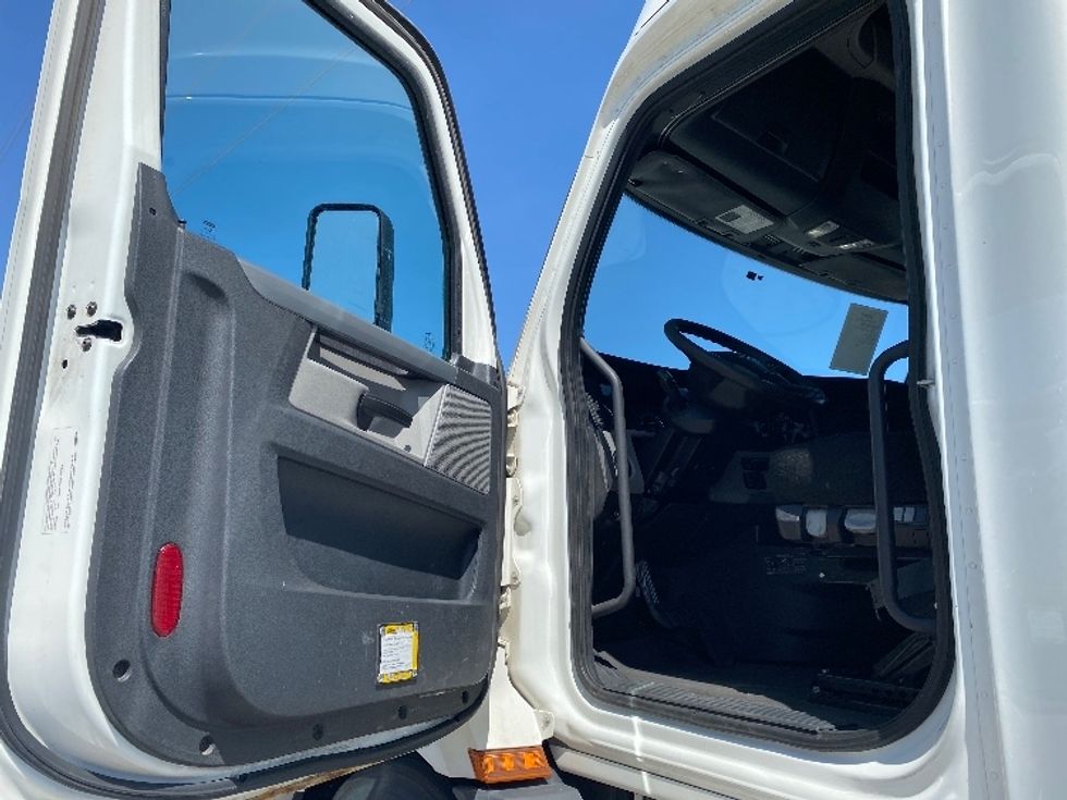 Sleeper Tractor-Heavy Duty Tractors-Freightliner-2020-T11664ST-Salt Lake City-UT-483,104\n\t\tmiles-$ 63,000 - Image 9