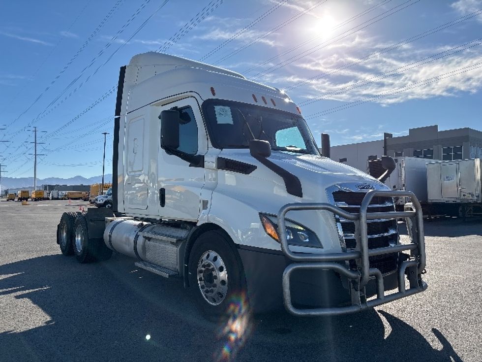 Sleeper Tractor-Heavy Duty Tractors-Freightliner-2020-T11664ST-Salt Lake City-UT-635,196\n\t\tmiles-$ 47,750 - Image 1