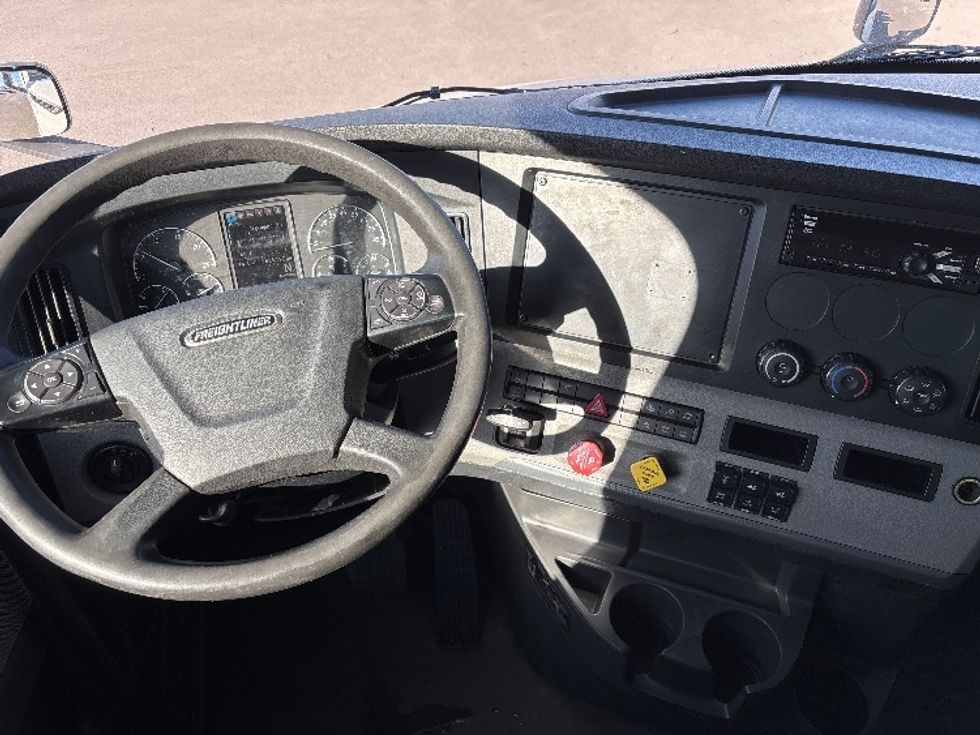 Sleeper Tractor-Heavy Duty Tractors-Freightliner-2020-T11664ST-Salt Lake City-UT-635,196\n\t\tmiles-$ 47,750 - Image 11