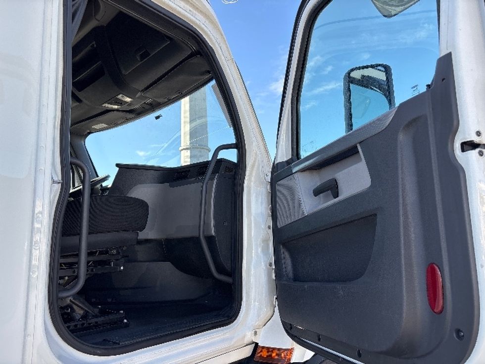 Sleeper Tractor-Heavy Duty Tractors-Freightliner-2020-T11664ST-Salt Lake City-UT-635,196\n\t\tmiles-$ 47,750 - Image 13